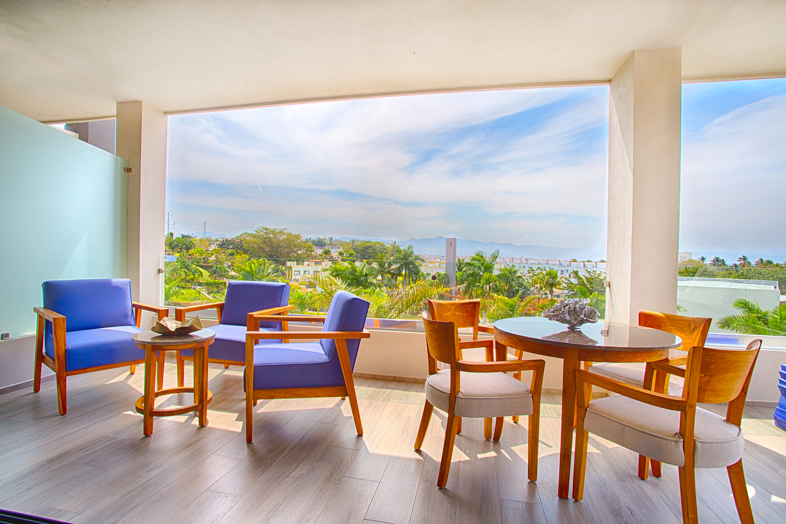 Quadrant luxury departamento 301 comedor y vista al mar